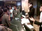 satpol-pp-tutup-paksa-grand_20141204_140758.jpg