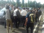 satpol-pp-vs-polisi_20160808_163624.jpg