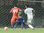 satria-tama-bersiap-jaga-bola-mbai_20170406_131316.jpg