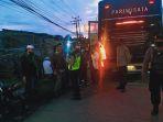 satu-bus-pembawa-simpatisan-fpi-diputar-balikan-di-pertigaan-cikande-asem.jpg