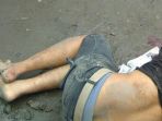 satu-dari-dua-perampok-yang-tewas-digilas-truk-di-jalan_20171227_171553.jpg