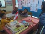 satu-ucapan-kata-saja-dari-muridnya-sudah-bikin-ibu-guru-ini-bahagia-1_20151128_084122.jpg