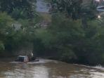 satu-unit-mobil-pick-up-terseret-arus-sungai-batang-kuranji.jpg