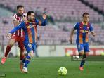 saul-niguez-kiri-bersaing-memperebutkan-bola-dengan-penyerang-barcelona-lionel-messi.jpg