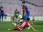 saul-niguez-turun-menantang-penyerang-argentina-barcelona-lionel-messi.jpg