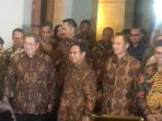 sby-ahy-dan-sejumlah-petinggi-partai-demokrat-menyambut-ketua-umum-gerindra_20180724_221609.jpg