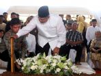 sby-makamkan-jenazah-ibundanya_20190831_163042.jpg