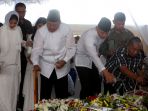 sby-makamkan-jenazah-ibundanya_20190831_163208.jpg