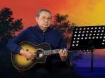 sby-pegang-gitar.jpg