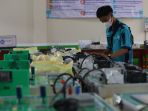 schneider-electric-bantu-revitalisasi-fasilitas-lab-smkn-i-cikar_20220602_224142.jpg