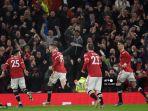 scott-mctominay-kedua-dari-kiri-merayakan-di-depan-pendukung.jpg