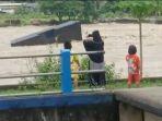 screenshoot-video-warga-yang-mengabadikan-kapal-ponton-seberat-sekitar-20-ton.jpg