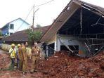 sdn-1-bambu-apus-pamulang-tangerang-selatan-rusak-setelah-dihantam-truk-tanah.jpg