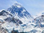 sebagai-gunung-dengan-puncak-tertinggi-di-dunia-gunung-everest-menjadi.jpg