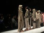 sebagian-looks-koleksi-busana-cindramata-karya-itang-yunasz_20161024_191513.jpg