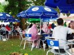 sebagian-pengunjung-memilih-berteduh-di-bawah_20180902_171517.jpg