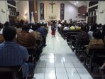 sebanyak-1600-umat-katolik-mengikuti-perayaan-malam-natal_20161224_220131.jpg
