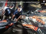 sebanyak-49-kantong-jenazah-korban-jatuhnya-pesawat-lion-air-diserahkan-ke-dvi-polri_20181031_175249.jpg