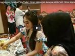 sebelum-manggung-di-pelaihari-via-vallen-cicipi-hidangan-ketupat-di-rumah-dinas-bupati-tanahlaut_20171205_122340.jpg
