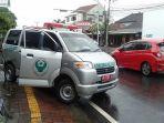 sebuah-ambulans-puskesmas-keliling-berisi-tiga-pasien-positif-covid-19.jpg