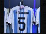 sebuah-bawang-tergantung-di-kostum-seorang-pemain-argentina.jpg