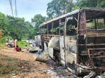 sebuah-bus-als-terbakar-di-jalan-lintas-sumatera-di-sumatera-barat.jpg