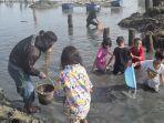 sebuah-fenomena-unik-terjadi-di-pantai-muara-kawasan-kotamara.jpg