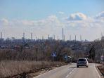 sebuah-mobil-melaju-menuju-kota-avdiivka-di-wilayah-donetsk.jpg
