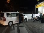 sebuah-mobil-parkir-di-atas-trotoar-di-kabupaten-banyuwangi_20180915_173747.jpg