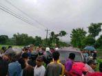 sebuah-mobil-toyota-kijang-dikerumuni-warga.jpg
