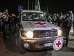 sebuah-mobil-yang-membawa-para-tawanan-israel-mulai-meninggalkan-gaza.jpg
