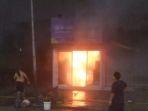 sebuah-restoran-di-jalan-paus-terbakar.jpg