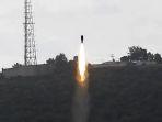 sebuah-rudal-berpemandu-hizbullah-ditembakkan-ke-lokasi-militer-israel.jpg