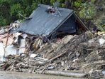 sebuah-rumah-yang-hancur-tersapu-gelombang-tinggi-di-pesisir-pantai-auckland-selandia-baru.jpg