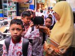 sebuah-sekolah-di-bandung-kekurangan-tempat-belajar-dan-mengajar_20160116_175250.jpg