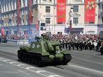 sebuah-tank-era-perang-dunia-ii-soviet-bergerak-di-sepanjang-jalan-selama-parade-militer.jpg
