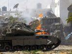 sebuah-tank-israel-bersiaga-di-dekat-kendaraan-tempur-yang-hancur-di-gaza.jpg