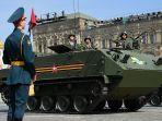 sebuah-tank-t-90m-rusia-dan-kendaraan-militer-lainnya-dalam-latihan-parade-militer-4-mei-2022.jpg