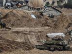 sebuah-tank-tentara-israel-meluncur-melewati-masjid-hamzah-yang-rusak.jpg
