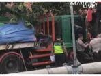 sebuah-truk-kontainer-terlibat-kecelakaan-45.jpg