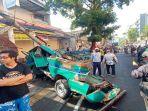 sebuah-truk-pengangkut-galon-terguling-akibat-hilang-kendali.jpg