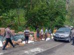 sebuah-truk-penuh-muatan-sembako-mundur.jpg
