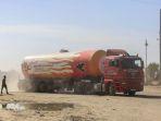 sebuah-truk-yang-mengangkut-bahan-bakar-memasuki-gaza-saa.jpg