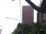 sebuah-ucapan-ulang-tahun-dan-lamaran-terpasang-di-papan-billboard_20181101_111330.jpg