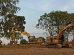sejumlah-alat-berat-mengerjakan-lahan-di-lokasi-sirkuit-mxgp-s.jpg