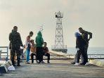 sejumlah-anak-anak-tampak-riang-menyambut-deretan-prajurit-tni-angkatan-laut.jpg