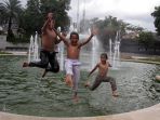 sejumlah-anak-bermain-di-kolam-air-mancur-menteng_20190103_121924.jpg