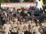 sejumlah-anggota-polisi-berlari-men.jpg