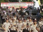 sejumlah-anggota-polisi-berlari-menuju-gedung-pertemuan-se.jpg