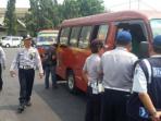 sejumlah-angkutan-umum-terjaring-razia_20151013_151700.jpg